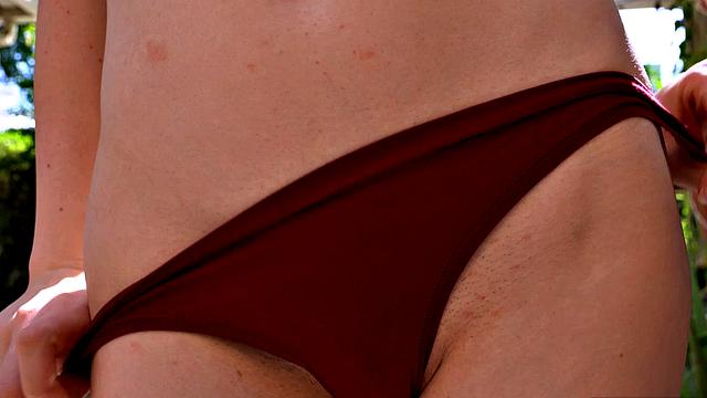 Бывшая спасательница раздевается и устраивает горячий показ