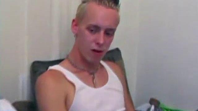 tag и roar трутся в джинсах, потом roar берёт его член в рот