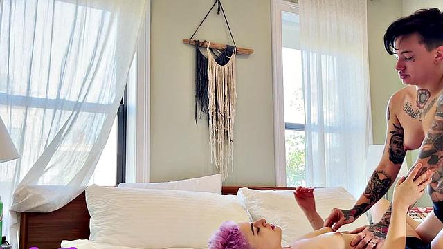 Homemakers share their love for each other in a hot lesbian bar-style session