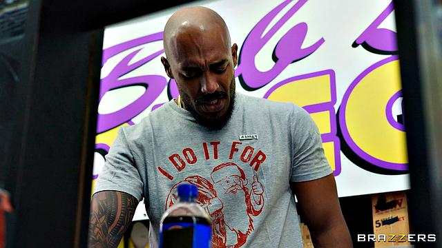 продавщица устроила секс-распродажу прямо в магазине