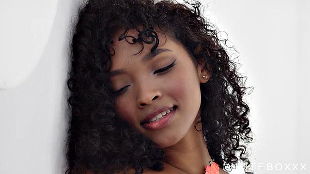 колумбийская красотка в белье страстно трахается и получает на живот