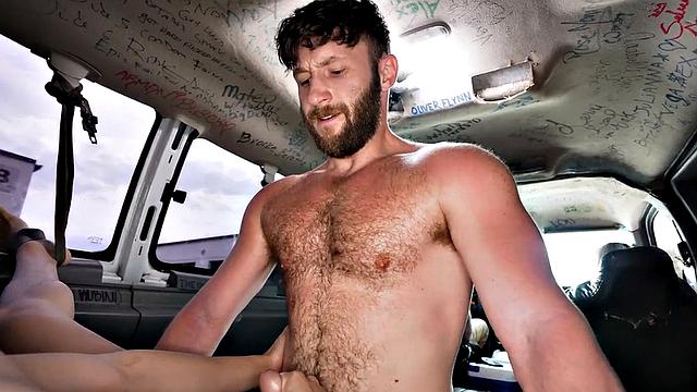 смотри, как гетеро получает жёстко в жопу в миссионере