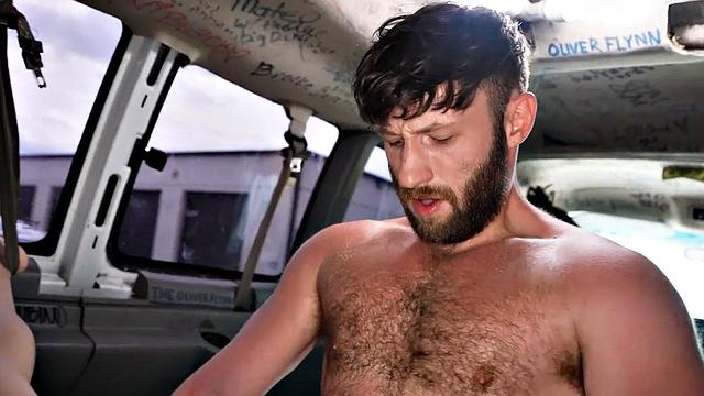 смотри, как гетеро получает жёстко в жопу в миссионере