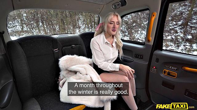 Соблазнительная блондинка-официантка в такси страстно отсасывает и скачет на члене