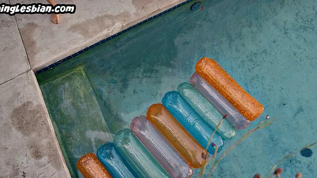 Outdoor babe scissoring her lover in hot affair