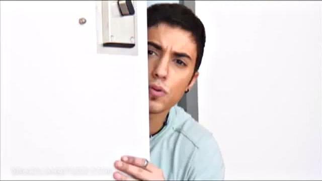 мускулистые парни с тату пробуют друг друга на зуб