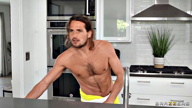 Смотри, как Черри ДеВиль трахается с соседом после ссоры с парнем, не теряй момент!