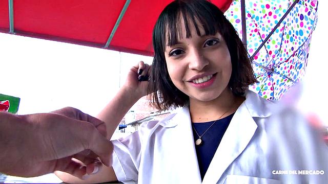 Матильда Рамос с маслом на жопе жадно сосёт и ловит сперму на лицо от колумбийца.