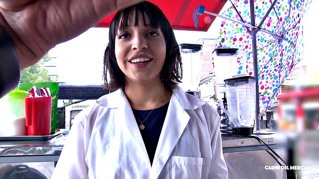 Матильда Рамос с маслом на жопе жадно сосёт и ловит сперму на лицо от колумбийца.