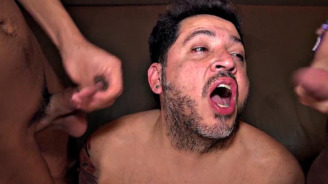 пухлый зрелый папик в латинском тройничке с активными парнями