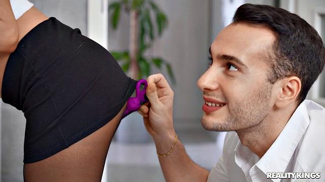 Стася Блум вытащила чужие анальные бусы - теперь у неё серьёзные проблемы с задницей, а Рауль Коста не прочь разобраться лично.