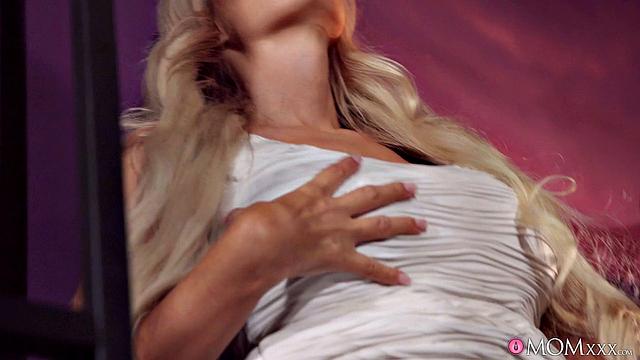 Зрелая блондинка Флоран Рассел катается на члене и получает кремпай от Ника Россa