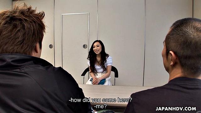 асука соума устраивает жёсткий групповух в отеле пока муж не видит