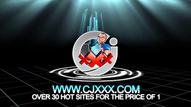 Шейн дрочит и кончает на камеру для парней зрителей.