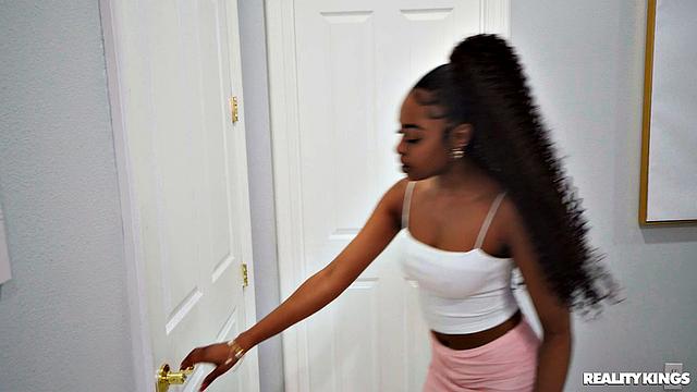 мастер пришёл чинить холодильник, а трахнул Destiny прямо на кровати