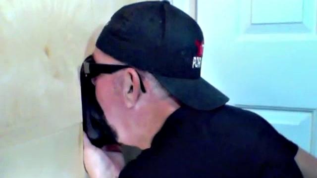 черный парень приходит к глори-холу и кончает