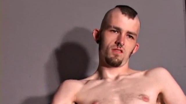 Ник Стивенс решил не скучать в одиночестве и устроил шоу для парней на камеру.