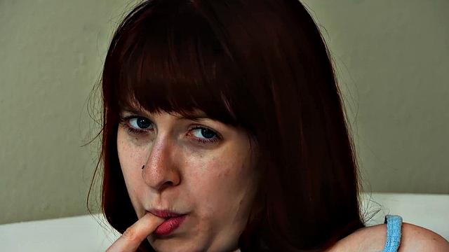 Рыжая Ханна Грейс устраивает виброшоу на диване