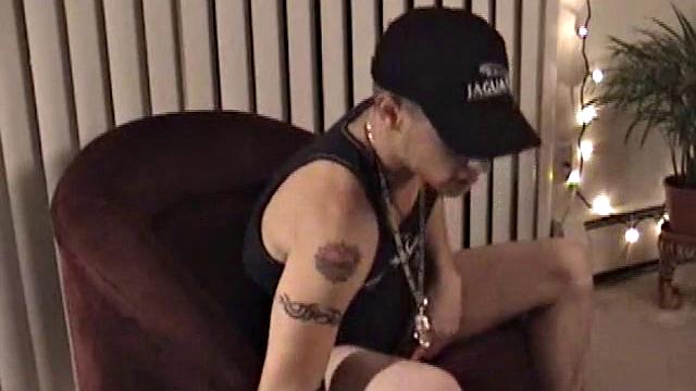 гетеро парень дрочит, а ты думал это не по-гейски