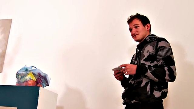 элегантные девицы в белье жарят беднягу страпоном и угорают