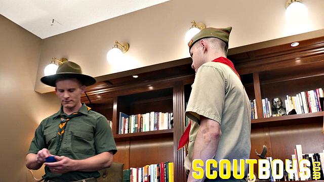 ноа в форме, ему вылизывают жопу и кончают на лицо без резины