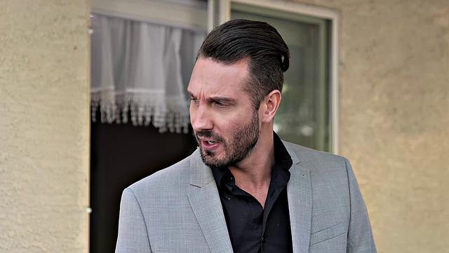 Жасмин Уайлд лезет к соседу в джакузи, но руки болтают лишнего