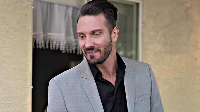 Жасмин Уайлд лезет к соседу в джакузи, но руки болтают лишнего