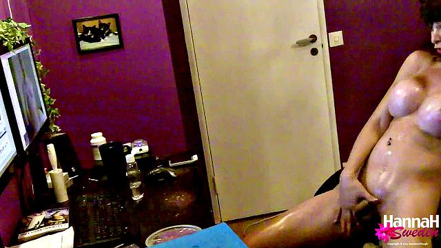 Ханна из Швеции зарабатывает на вебкаме и шутит с подписчиками.