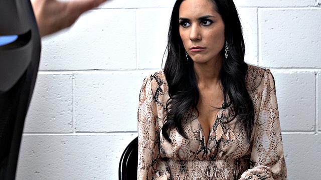 зрелая брюнетка спалилась на краже съедобных трусиков и соблазняет охранника в офисе