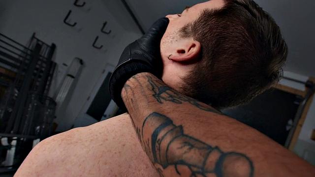 Татуированный красавчик жарит возбуждённого парня в попку в догги