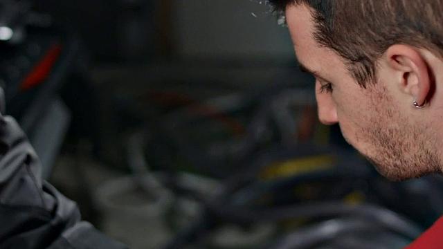 Tattooed hunk fucks nympho in asshole doggystyle