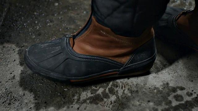 Tattooed hunk fucks nympho in asshole doggystyle