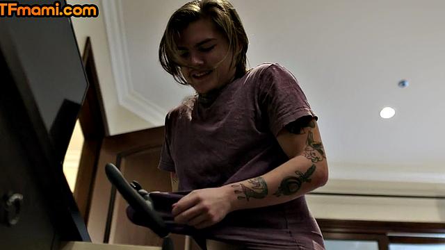 пышная мачеха с огромной грудью оседлала ботаника-пасынка