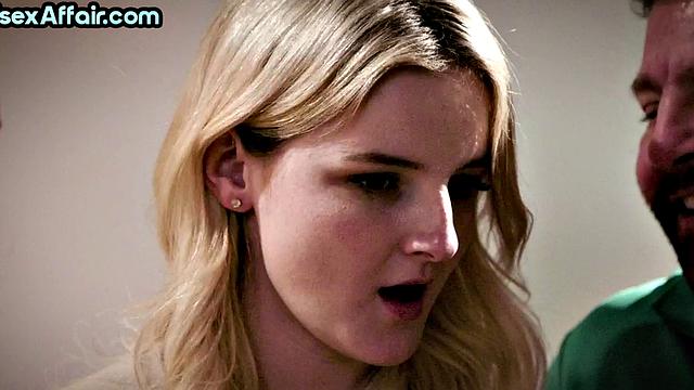 Bisex babe pussyfucked in 3some till cum in mouth