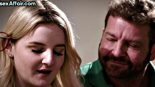 Bisex babe pussyfucked in 3some till cum in mouth