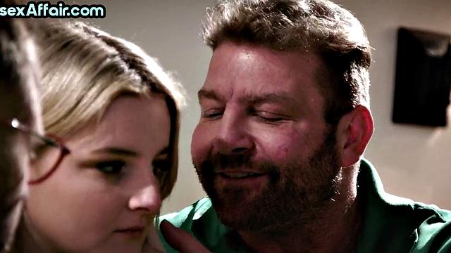 Bisex babe pussyfucked in 3some till cum in mouth