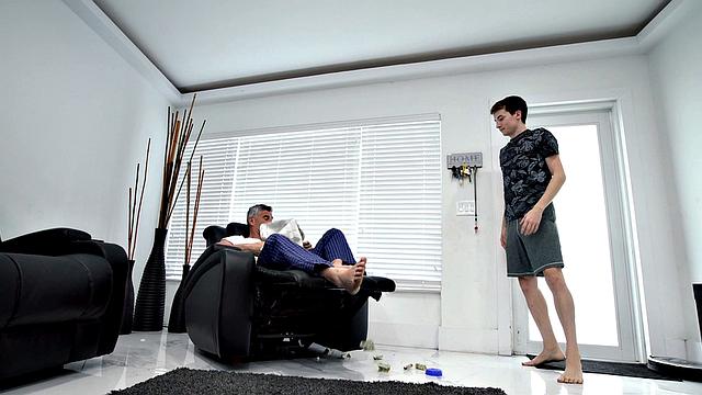 строгий отчим затыкает рот парню членом и жестко трахается в зад