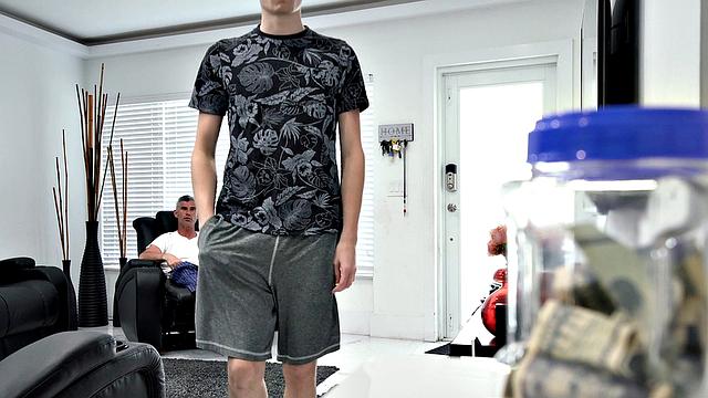 строгий отчим затыкает рот парню членом и жестко трахается в зад