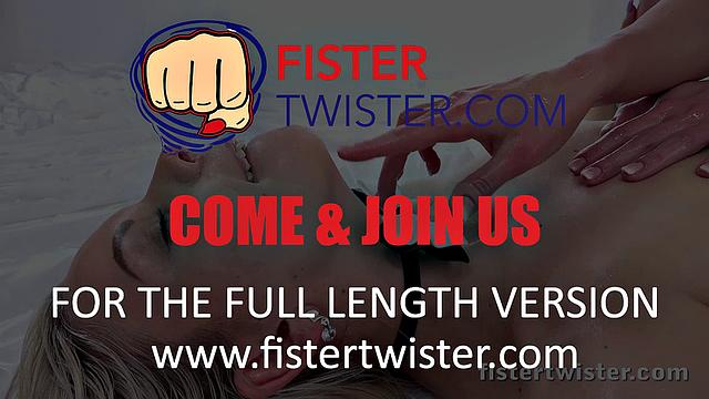 Блондинки-лесби намазались маслом и жестко фистят друг друга