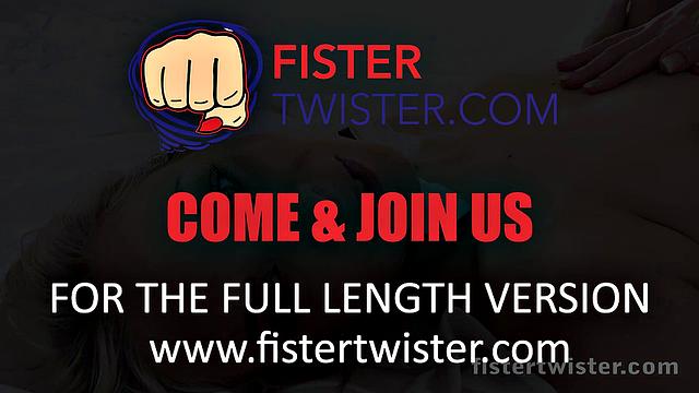 Блондинки-лесби намазались маслом и жестко фистят друг друга