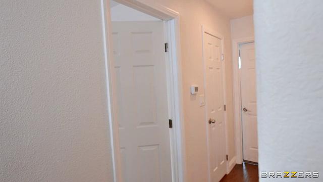 Зрелая Ryan Keely и её двойник-тренер трахаются с Juan Loco на глазах друг у друга, не сдерживая страсть.