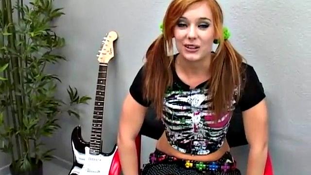 Рыжая рокерша с маленькой грудью пускает на себя крупный член по полной в pov сессии.