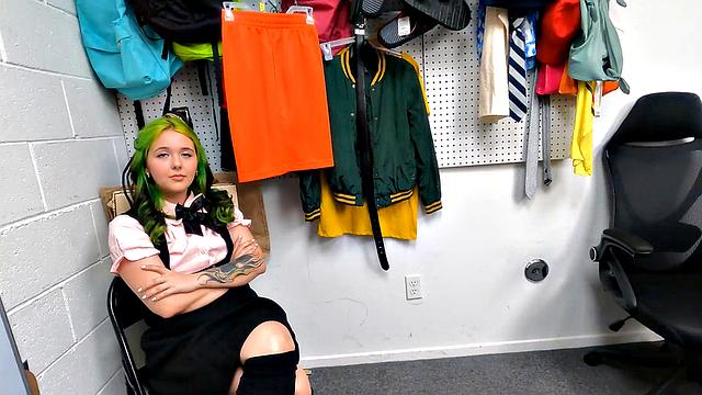 Охранник довёл её до предела в подсобке