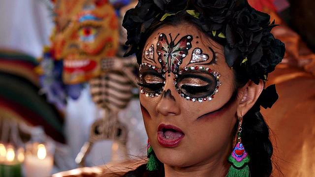 Latina lesbians pigtail-tease each other with earrings & scissoring before 69-ing in the bedroom