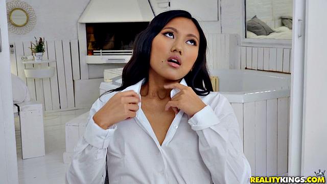 Май Тай пришла "учиться", а теперь Данни Д преподает ей не английский, а анатомию с практикой - вот это обмен опытом, конечно!