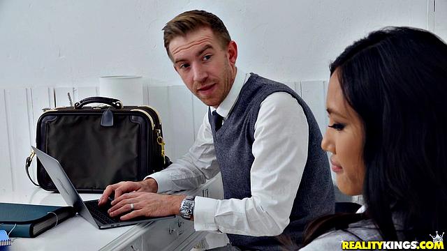 Май Тай пришла "учиться", а теперь Данни Д преподает ей не английский, а анатомию с практикой - вот это обмен опытом, конечно!