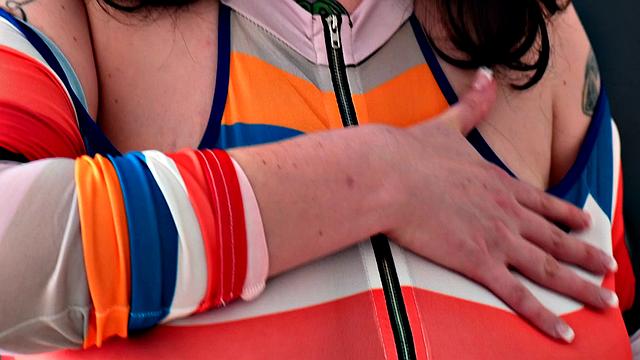 Ally Rayz: Finger-poppin'