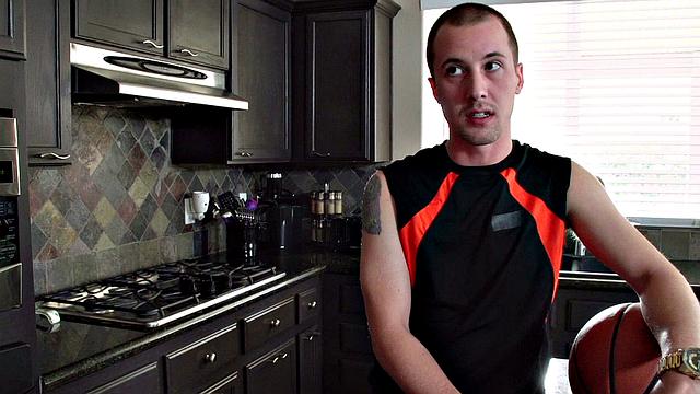 ева нотти трахает джесси джонса в ванной, качая свои огромные сиськи