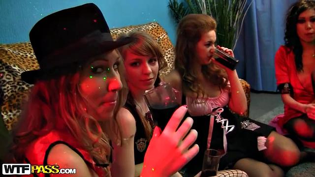 сексуальная девушка устраивает жаркое трио