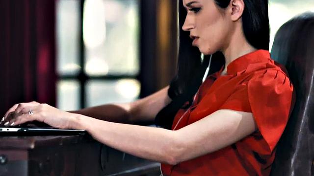 Massaging ebony seduces boss in meeting room